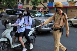 Từ 15/8 người từ 16 đến dưới 18 tuổi đi xe mô tô có thể bị phạt đến 600.000 đồng
