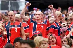 Na Uy 'g&acirc;y sốt' sau kỳ t&iacute;ch v&agrave;o v&ograve;ng 1/8 World Cup, &aacute;o đấu ch&aacute;y h&agrave;ng tr&ecirc;n to&agrave;n quốc