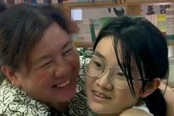 Mẹ đơn thân vác thép mỗi ngày nuôi con gái vào đại học top đầu khiến cư dân mạng rơi nước mắt