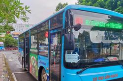 Hà Nội gia hạn sử dụng thẻ xe buýt miễn phí không gắn chip đến hết năm 2026