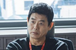 Sung Dong Il th&agrave;nh đồng minh đ&aacute;ng tin của Kong Hyo Jin ở A Bona Fide Killer