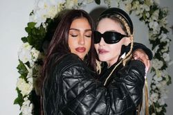 Madonna v&agrave; con g&aacute;i lần đầu h&aacute;t về mối quan hệ nhiều s&oacute;ng gi&oacute;