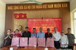 Tặng quà cho các gia đình chính sách tại 2 xã Xuân Bình và Thanh Phong