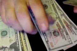 Đồng USD rớt gi&aacute; mạnh nhất 3 th&aacute;ng