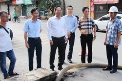 Bắc Ninh: Phó Chủ tịch UBND tỉnh Phạm Văn Thịnh kiểm tra, động viên công nhân nạo vét hệ thống thoát nước tại phường Bắc Giang