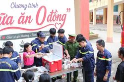 400 suất cháo được phát miễn phí đến bệnh nhân và người nhà bệnh nhân