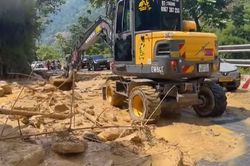 B&ugrave;n đất tr&agrave;n xuống Quốc lộ 4D, giao th&ocirc;ng qua x&atilde; Cốc San bị ảnh hưởng cục bộ