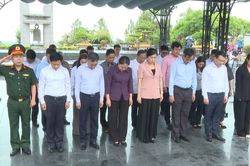 Đoàn công tác Văn phòng Trung ương Đảng tri ân các anh hùng liệt sĩ, gia đình chính sách tại tỉnh Quảng Trị