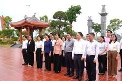 Đo&agrave;n c&ocirc;ng t&aacute;c Văn ph&ograve;ng Trung ương Đảng d&acirc;ng hương tại Khu di t&iacute;ch lịch sử quốc gia đặc biệt Bến Ph&agrave; Gianh