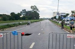 Xử l&yacute; hố sụt l&uacute;n tr&ecirc;n tuyến đường gom n&uacute;t giao Y&ecirc;n B&igrave;nh