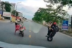 Tạt đầu xe khác để sang đường, xe máy điện chở 3 người ngã nhào