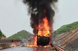 Xe tải bốc cháy trên cao tốc Vạn Ninh - Cam Lộ gây ùn tắc kéo dài