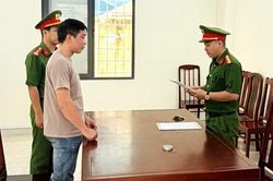 Khởi tố chủ kho hàng chứa hơn 4.000 đôi giày dép giả mạo hàng hiệu