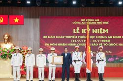 C&ocirc;ng an TP Huế đ&oacute;n nhận Hu&acirc;n chương Bảo vệ Tổ quốc hạng Nhất