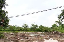 Nhức nhối nạn đổ trộm phế thải ven s&ocirc;ng