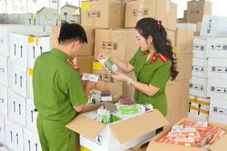 6 th&aacute;ng, xử l&yacute; gần 20 ngh&igrave;n vụ bu&ocirc;n lậu, h&agrave;ng giả