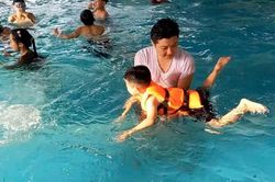 Đồn Biên phòng Ngọc Chung phối hợp tổ chức dạy bơi, trang bị kỹ năng phòng, chống đuối nước cho 80 học sinh