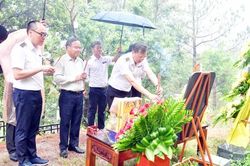 Tổng Kiểm toán nhà nước và Đoàn công tác dâng hương viếng mộ Đại tướng Võ Nguyên Giáp