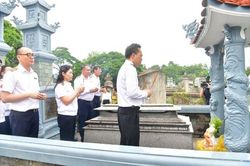 Đoàn công tác của Kiểm toán nhà nước dâng hương tưởng nhớ nữ Anh hùng liệt sỹ Lê Thị Tuyết