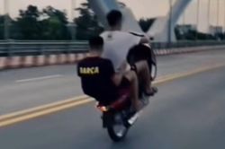 Bốc đầu xe máy trên cầu, thanh niên 18 tuổi bị chuyển hồ sơ sang cơ quan điều tra