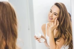 5 sản phẩm chăm sóc da nên dùng ít lại trong mùa hè để tránh kích ứng