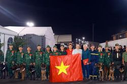 Tổng thống lâm thời Venezuela trao huân chương cho đội chó nghiệp vụ của Việt Nam