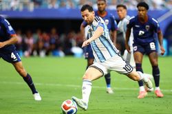 Messi phá kỷ lục kiến tạo của Maradona và Pele