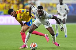 Cả trận sút không trúng đích lần nào, Ghana thua Colombia 0-1