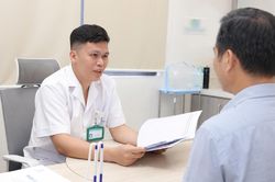 Người đàn ông xin dừng chữa ung thư để 'giữ lại những gì cuối cùng cho vợ con'