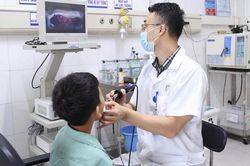 Bố mẹ chữa h&oacute;c xương c&aacute; bằng mẹo, b&eacute; trai phải nhập viện cấp cứu