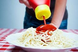 Người Italy 'căm th&ugrave;' c&aacute;ch ăn mỳ &Yacute; với tương c&agrave; chua c&oacute; phải do bảo thủ?
