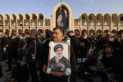 Người dân đổ về Tehran tham dự lễ tang của cố Lãnh tụ Tối cao Iran