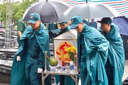 Những ng&agrave;y kh&ocirc;ng nghỉ ở nghĩa trang Trảng Bom để t&igrave;m lại t&ecirc;n cho c&aacute;c liệt sĩ