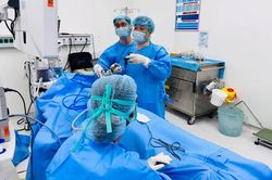 Uống nước lá cây để tan sỏi thận, nam thanh niên 'nuôi' khối sỏi san hô khổng lồ