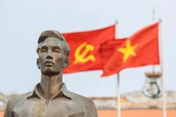 Bác Hồ sống mãi với non sông