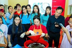 Chuyển đổi số - hướng đi mới cho l&agrave;ng nghề n&oacute;n l&aacute; Vĩnh Thịnh