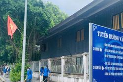 Công an xã Hát Môn ra quân vệ sinh môi trường trên tuyến đường 'ba nhất'