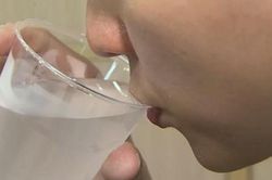 Trời nóng, người lớn tuổi rất dễ mất nước: 2 cách đơn giản giúp bạn kiểm tra ngay tại nhà