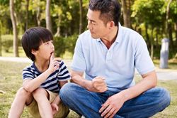Đàn ông EQ thấp thường lớn lên bên cạnh 3 kiểu người cha này