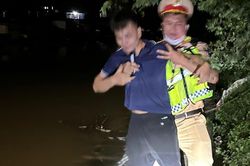 CSGT Ninh B&igrave;nh kịp thời cứu nam thanh ni&ecirc;n định nhảy cầu Gi&aacute;n Khẩu tự tử trong đ&ecirc;m