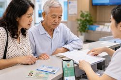 Người cao tuổi khám trái tuyến có được BHYT trả 50% hóa đơn không?