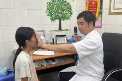 Chuyên gia nhãn khoa hướng dẫn lựa chọn sản phẩm chăm sóc mắt an toàn
