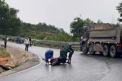 Dầu nổi sau mưa, xe m&aacute;y li&ecirc;n tiếp trượt ng&atilde; tr&ecirc;n đ&egrave;o T&agrave; Lương