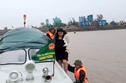 B&atilde;o số 1: Sản phụ vỡ ối được bộ đội bi&ecirc;n ph&ograve;ng chở xuồng từ đảo v&agrave;o đất liền cấp cứu