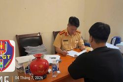 Xử lý nam thanh niên không đội mũ bảo hiểm, sử dụng điện thoại khi điều khiển mô tô