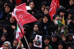Người Iran hô khẩu hiệu 'báo thù' khi tiễn đưa cố lãnh tụ tối cao Ali Khamenei