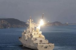 Chiến hạm Kang Kon phóng tên lửa trước sự chứng kiến của ông Kim Jong-un