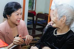 Đo&agrave;n c&ocirc;ng t&aacute;c Văn ph&ograve;ng Trung ương Đảng tri &acirc;n gia đ&igrave;nh liệt sĩ, thương binh tại Quảng Trị