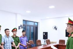 Giữ khẩn cấp một gi&aacute;o vi&ecirc;n Trường THPT Chuy&ecirc;n Tuy&ecirc;n Quang để điều tra li&ecirc;n quan điểm thi tốt nghiệp
