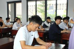 Ph&ograve;ng thi c&oacute; 15/22 th&iacute; sinh đạt điểm 10 m&ocirc;n To&aacute;n, Sở GD-ĐT H&agrave; Tĩnh n&oacute;i g&igrave;?